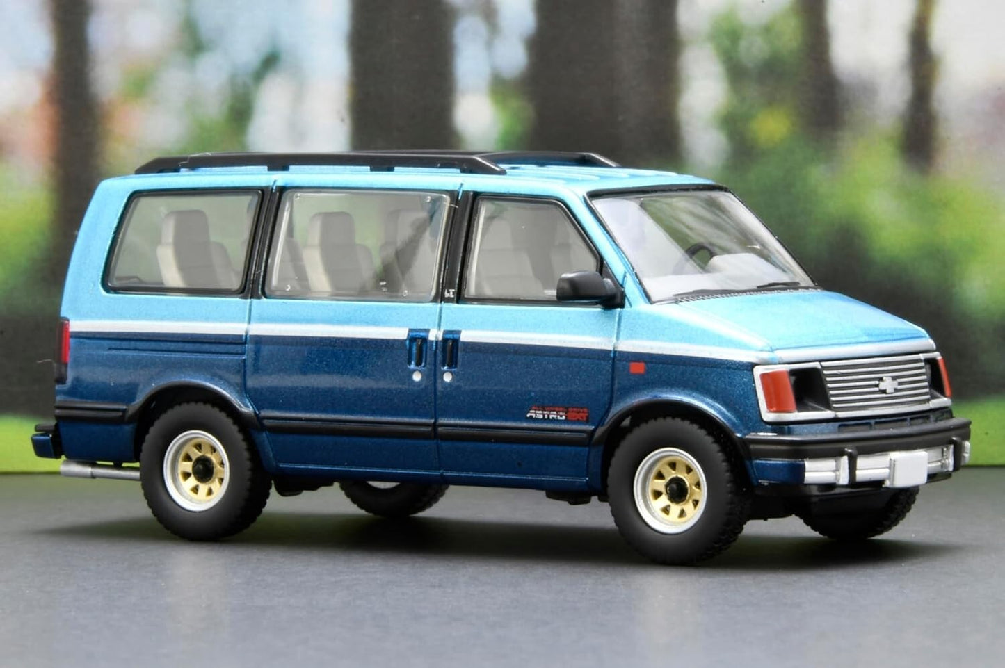 TOMICA LIMITED VINTAGE NEO LV-N325b 1/64 CHEVROLET ASTRO LT AWD 1994 Blue NEW